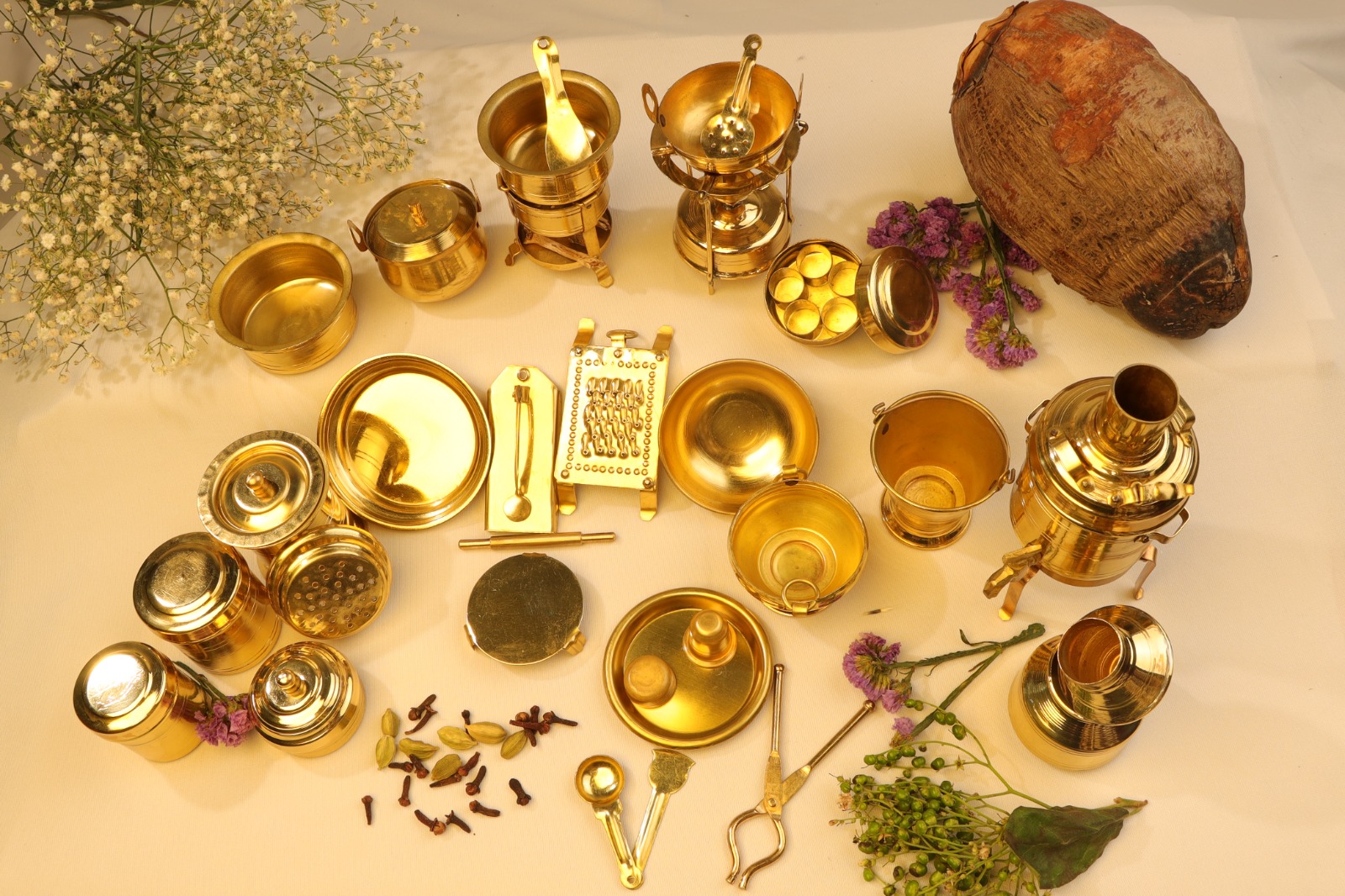 Timeless elegance for your kitchen – explore our brass cookware collection.